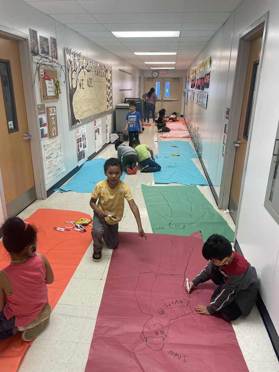MsMatticks's tweet photo. Our first grade club has taken over the hallway to collaborate on some life size self portraits! https://t.co/xyuq6Wq42q