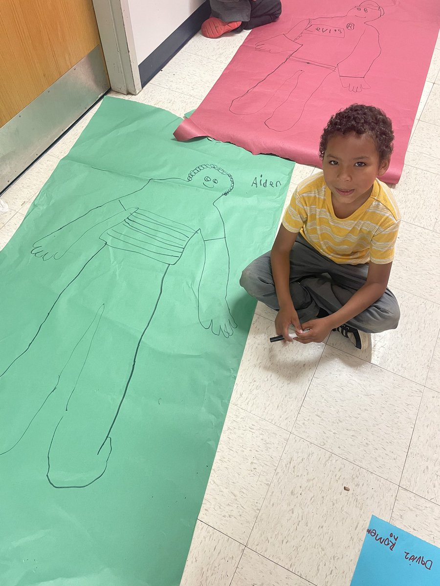 MsMatticks's tweet photo. Our first grade club has taken over the hallway to collaborate on some life size self portraits! https://t.co/xyuq6Wq42q