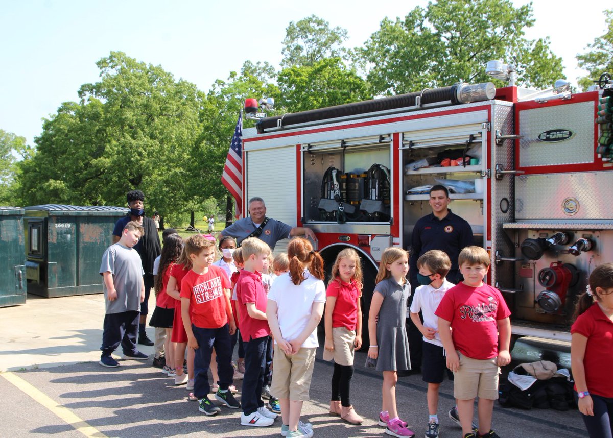 MEM_Fire's tweet image. Today members of Engine 44 participated in "Careers on Wheels" @richlandscs. This event focused on K-2nd graders; the students could see the fire engine, police car, and even a K-9. Thanks for letting us be a part of the fun @MEM_PoliceDept .