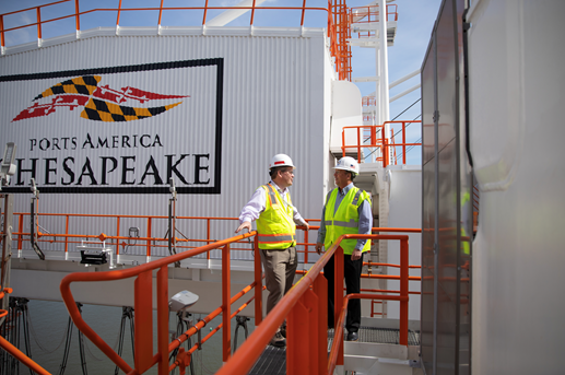 portsamericahq's tweet photo. @MDOTNews Sec. Ports went to the top of one of our new Neo-Panamax container cranes. He saw the bird’s eye view of the #PortofBaltimore & observed the strength of the fully electric cranes, capable of taking operations at Seagirt to new heights. #forwardPAC https://t.co/KHfrjOLkHl