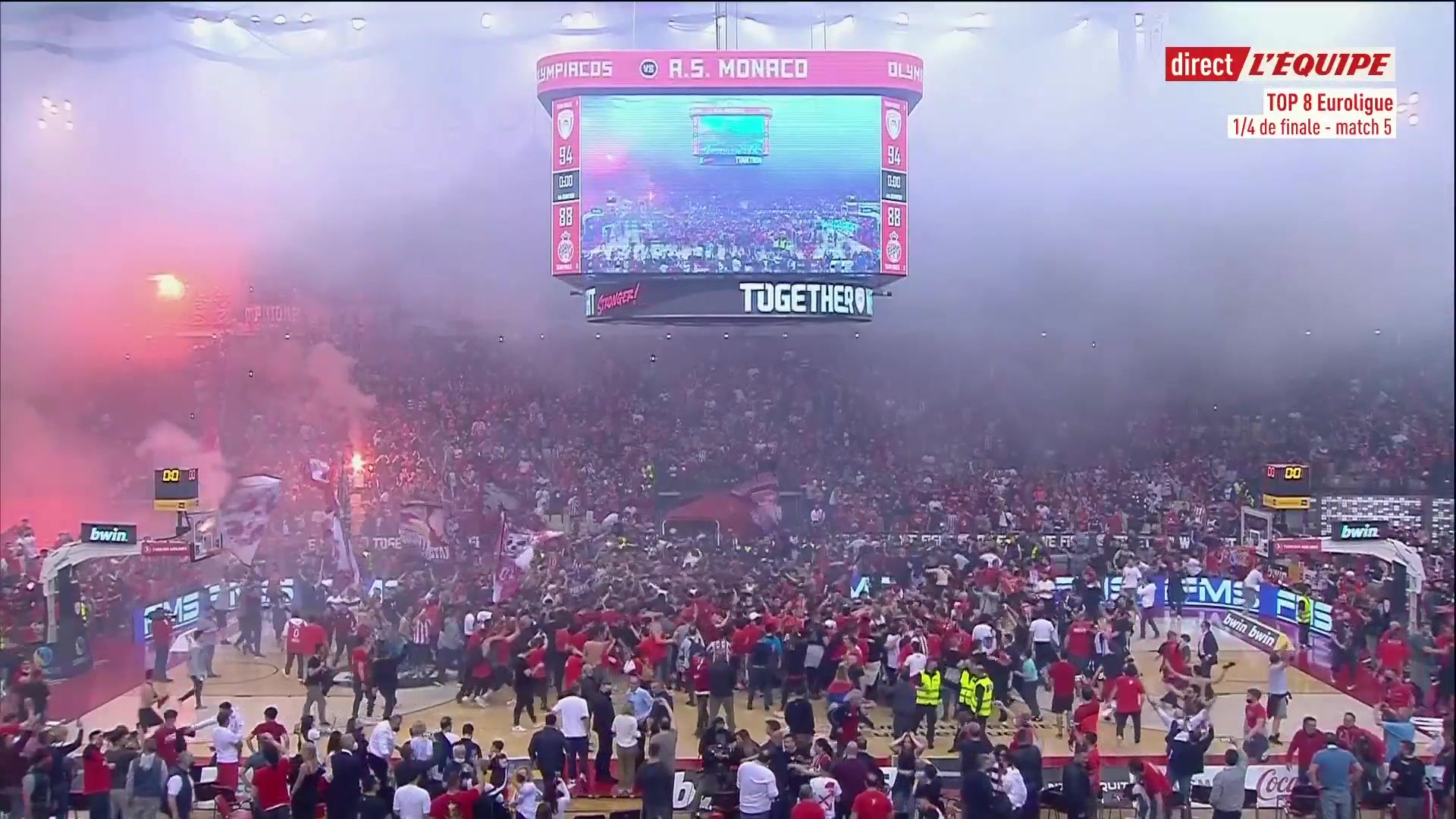 la chaine L'Équipe on Twitter "Ambiance surréaliste pour fêter la