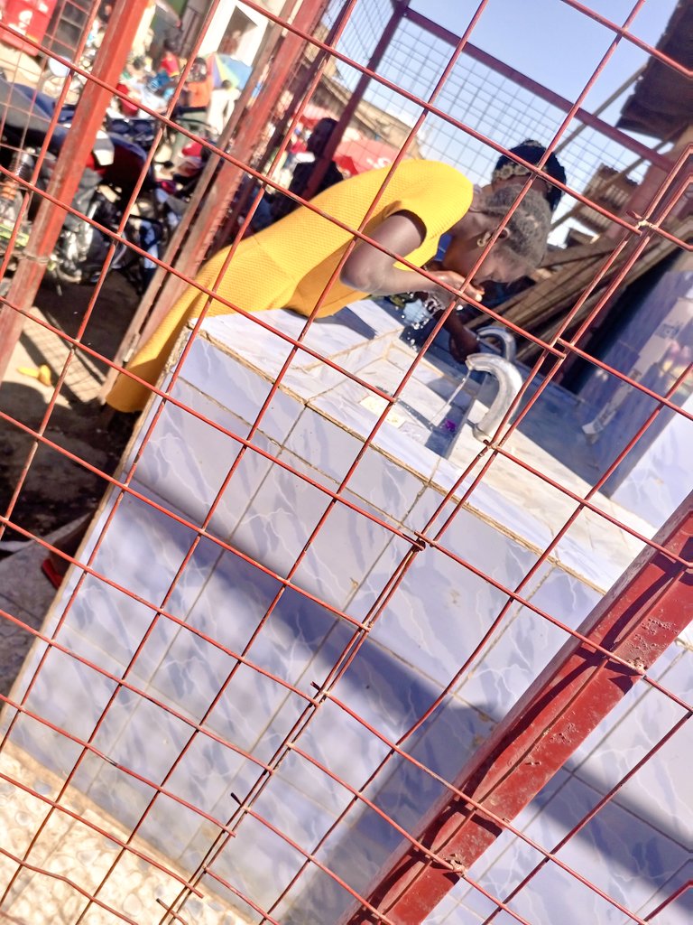 MUSACARDC's tweet photo. L'accessibilité en eau potable est l'1e ds grandes luttes de la @MUSACARDC 
Grâce aux dispositifs de lavage des 👐 avc robinets automatiques,les enfts,les fmes et autres usagers du marché central de Bunia boivent de l'eau propre facilement &amp; gratuitement.
Financement @UNICEFDRC https://t.co/yq0YtvseI2