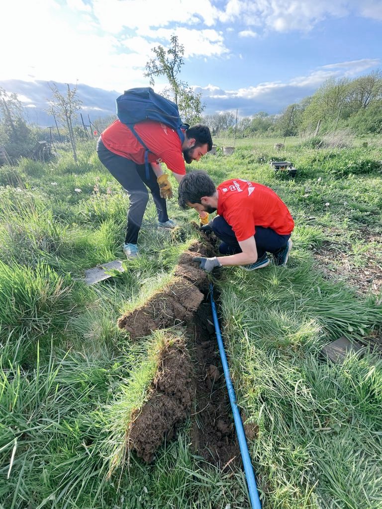 In the trenches with <a href="/GGOxford/">GoodGym Oxford</a> weeding and laying irrigation pipes. Thankful for the afternoon rain to soften the ground a bit <a href="/OxGrow/">OxGrow</a>