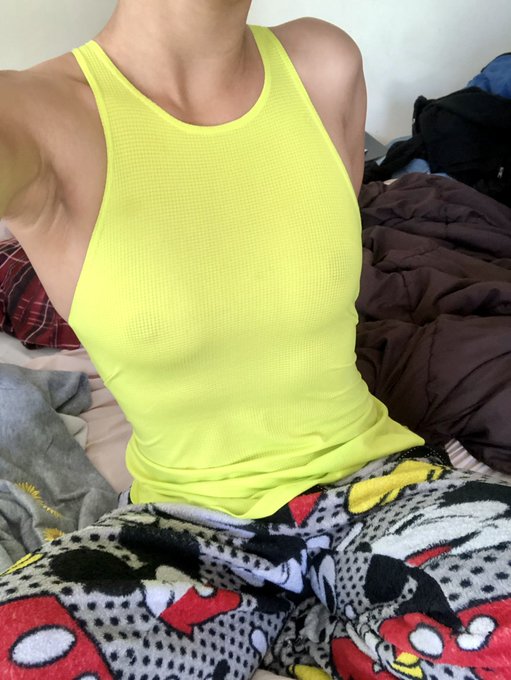 Is my shirt green or yellow? https://t.co/4KQQirP3TA<a href="/tag/cute"class="tags"><span>#cute</span></a>