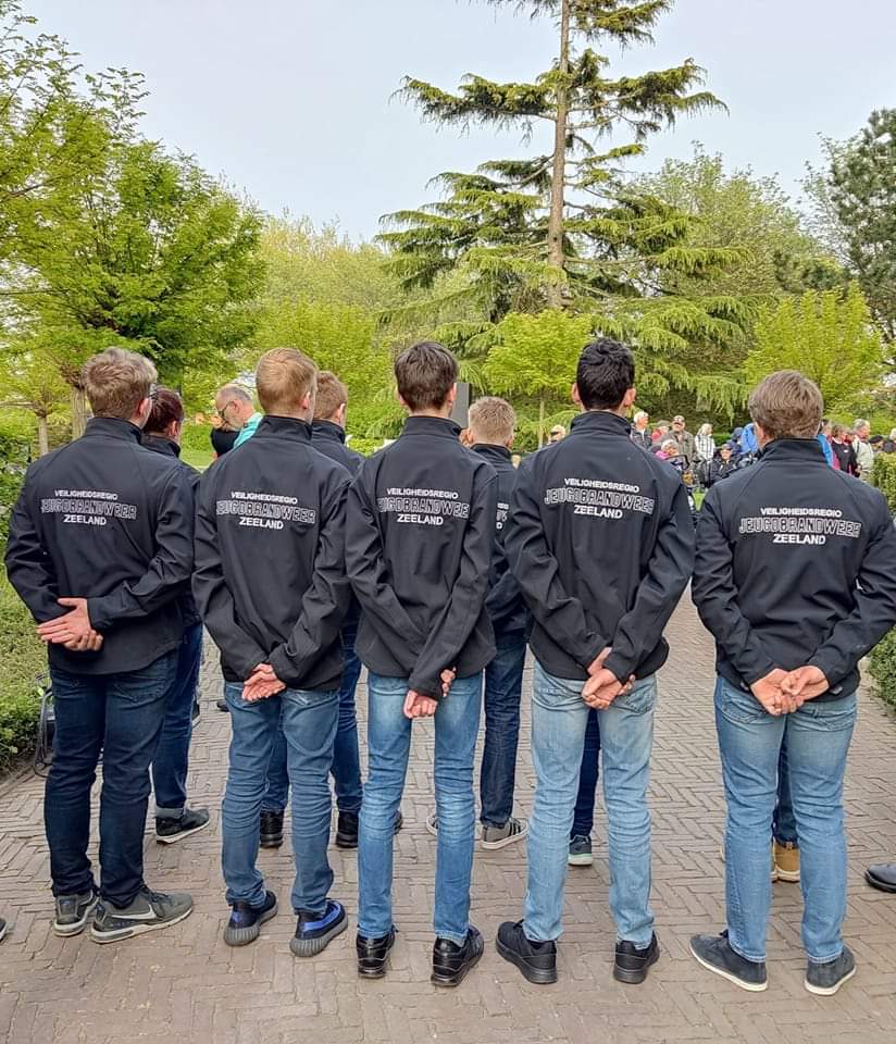 Zojuist zijn wij weer aanwezig geweest bij de dodenherdenking op de Noorderbegraafplaats in Vlissingen. Hier hebben wij ook allemaal een roos bij het oorlogsmonument gelegd om te herdenken!