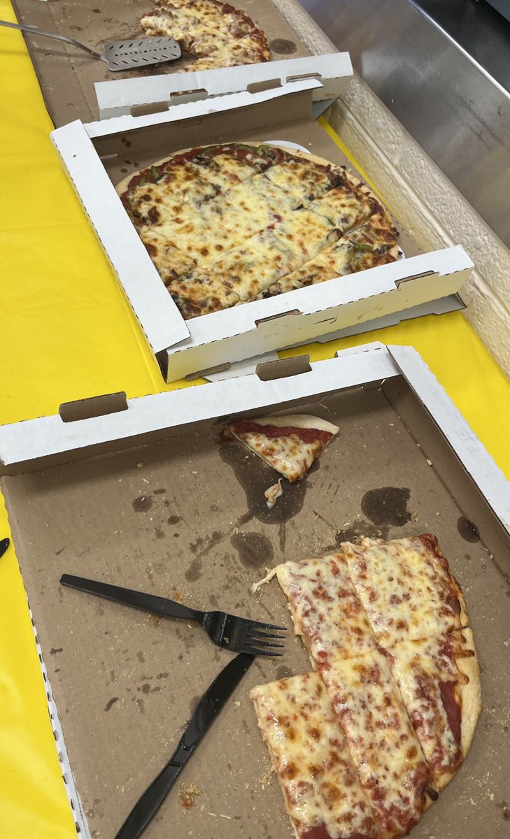 Amal_Player's tweet image. Thank you ⁦@sualmen6⁩ for the pizza luncheon today.. feeling blessed ⁦@ISD109⁩ #teacherappreciationweek