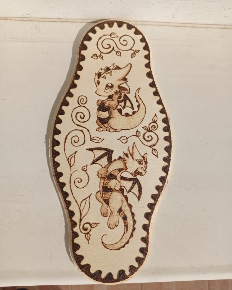 CsillaChannel's tweet photo. cute baby dragon on wood #Dragon #dragons #babyanimals #drawings #wood #cartoons https://t.co/qHVGupnRHk
