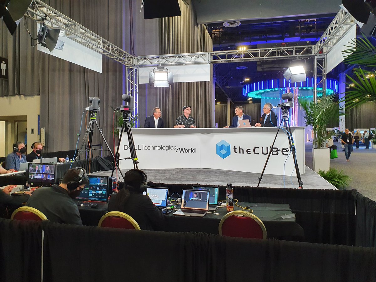 We just kicked off an informal session with Jud Barron from  <a href="/siliconlabs/">Silicon Labs</a> on how to manage server capacity with <a href="/DellAPEX/">Dell APEX</a> Flex On Demand in Palazzo L. Come join us now! 
#IWork4Dell #DellTechWorld.