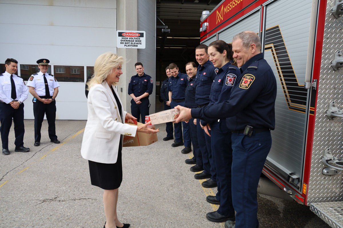 BonnieCrombie's tweet photo. Joined Chief @derynrizzi and @chrisvarcoe1 at @MississaugaFES Station 101 to drop off coffee and snacks for our hardworking firefighters as we mark #InternationalFirefightersDay .🧑‍🚒🚒Thank you to all of #Mississauga's courageous firefighters who take on great risk for our safety. https://t.co/uw4BerIevb