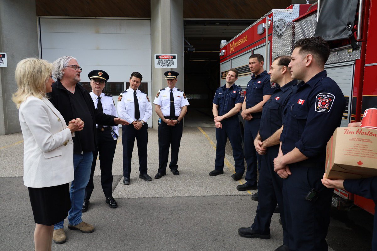 BonnieCrombie's tweet photo. Joined Chief @derynrizzi and @chrisvarcoe1 at @MississaugaFES Station 101 to drop off coffee and snacks for our hardworking firefighters as we mark #InternationalFirefightersDay .🧑‍🚒🚒Thank you to all of #Mississauga's courageous firefighters who take on great risk for our safety. https://t.co/uw4BerIevb