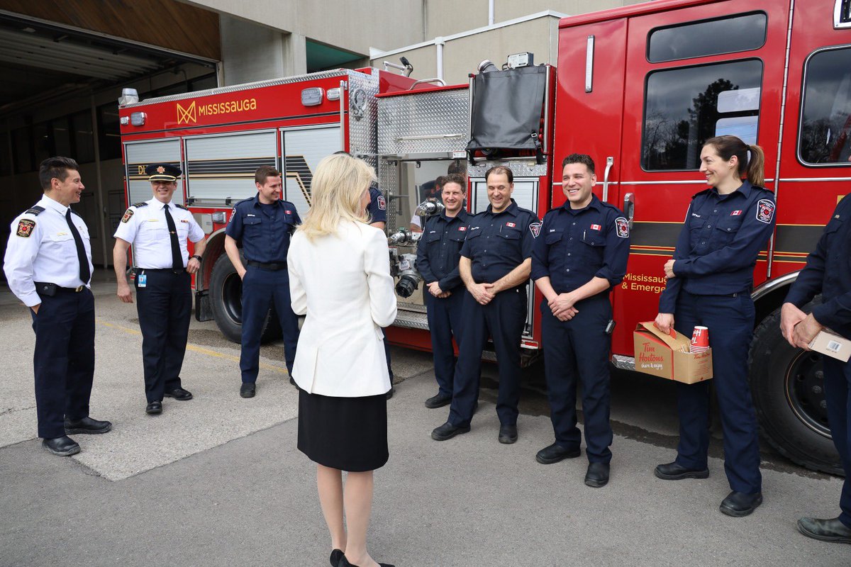BonnieCrombie's tweet photo. Joined Chief @derynrizzi and @chrisvarcoe1 at @MississaugaFES Station 101 to drop off coffee and snacks for our hardworking firefighters as we mark #InternationalFirefightersDay .🧑‍🚒🚒Thank you to all of #Mississauga's courageous firefighters who take on great risk for our safety. https://t.co/uw4BerIevb
