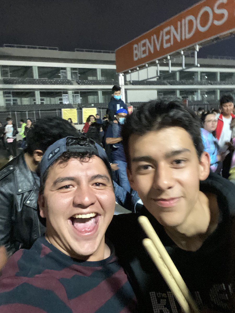 Maikgrim's tweet photo. Yo también tengo mi foto con Roberto! @thekillers #GoRoberto https://t.co/vWyG6kgw8c