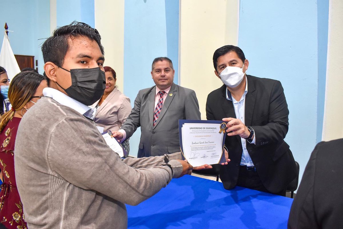 PacoRector's tweet photo. Entregamos Diplomas a la Excelencia Académica a estudiantes de nuestra institución que obtuvieron un alto rendimiento académico durante el Ciclo II 2021 – 2022. 
Felicitaciones a quienes recibieron esta distinción y que sea de inspiración para un gran desarrollo profesional. https://t.co/YVaDfNIFvo