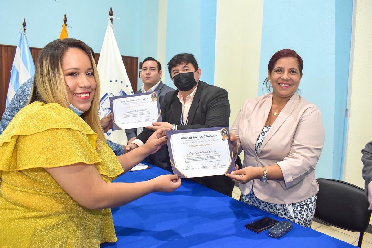 PacoRector's tweet photo. Entregamos Diplomas a la Excelencia Académica a estudiantes de nuestra institución que obtuvieron un alto rendimiento académico durante el Ciclo II 2021 – 2022. 
Felicitaciones a quienes recibieron esta distinción y que sea de inspiración para un gran desarrollo profesional. https://t.co/YVaDfNIFvo