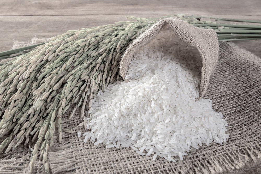 akil_tozu's tweet photo. “Beş yaşında idim. Rahmetli babaannem pirinç ayıklıyordu.
Bir tane yere düştü. Babaannem eğildi, aramaya başladı. Sağa bakıyor, sola bakıyor, bulmaya çalışıyordu .Çocukluk iste,
-Aman babaanne dedim.
– Bir pirinç tanesi için bu kadar caba harcamaya, yorulmaya değer mi?++ https://t.co/akP7Oul3Sj