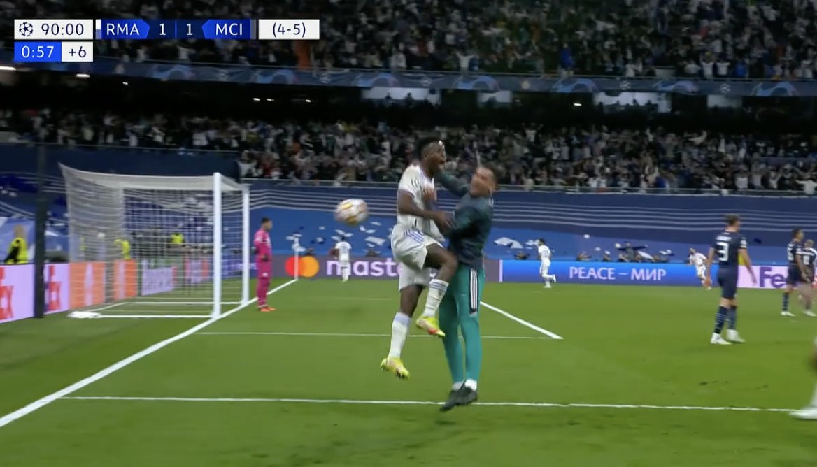 Footballtweet's tweet photo. HOW CAN YOU NOT LOVE FOOTBALL? SERIOUSLY? HOW COULD ANYONE NOT LOVE FOOTBALL? THIS IS INSANE! https://t.co/4WmIN9Dw0j