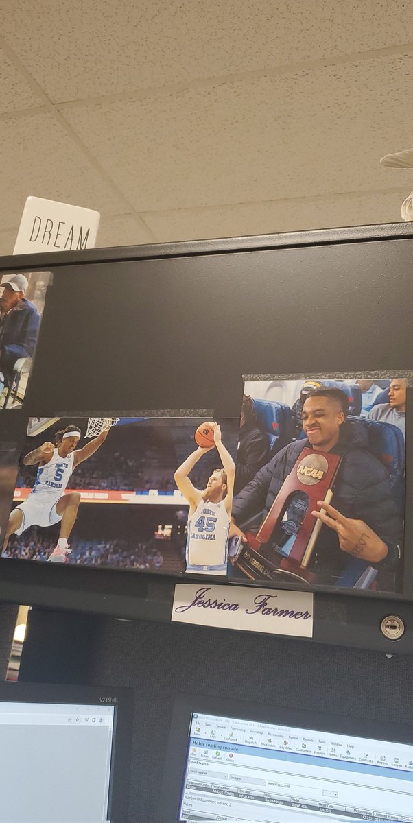 Dashingdoll83's tweet photo. When you can look up at your favorite player while you work @iget_buckets35 https://t.co/N92rF5rSWL