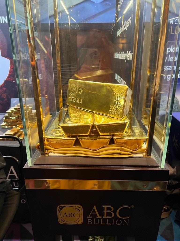 ABCRefinery's tweet photo. The star of the show!

These ABC Bullion gold bars on display at the RIU Sydney Resources Round-up were a preview of how bright the future is for the Australian gold industry. https://t.co/aA2Zatd5UI
