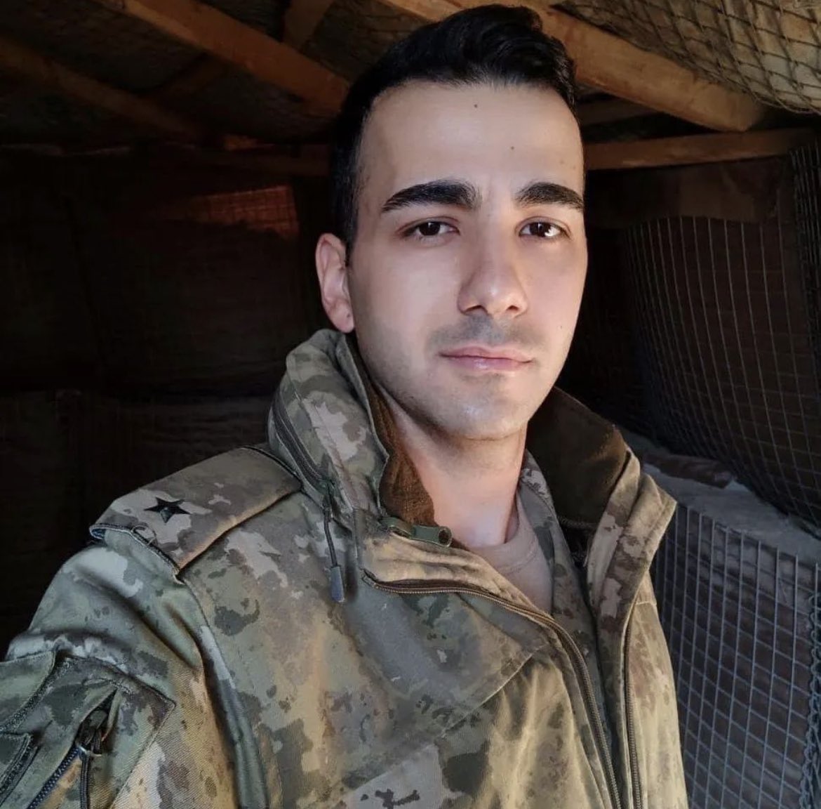 Tırnağını dünyaya değişen namerttir. Uğruna Irak ve Suriye yerle yeksan edilmesi lazım.
Hakkını helal et Şehidim 
#ZeytinDalı