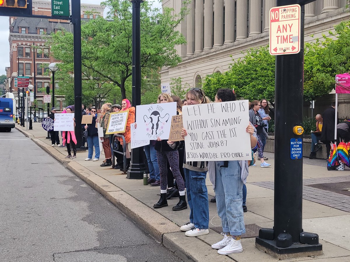becca_costello's tweet image. I&apos;m at the Hamilton County Courthouse in Cincinnati, where several groups are holding a protest in response to the leaked draft opinion that indicates the US Supreme Court will overturn Roe v. Wade