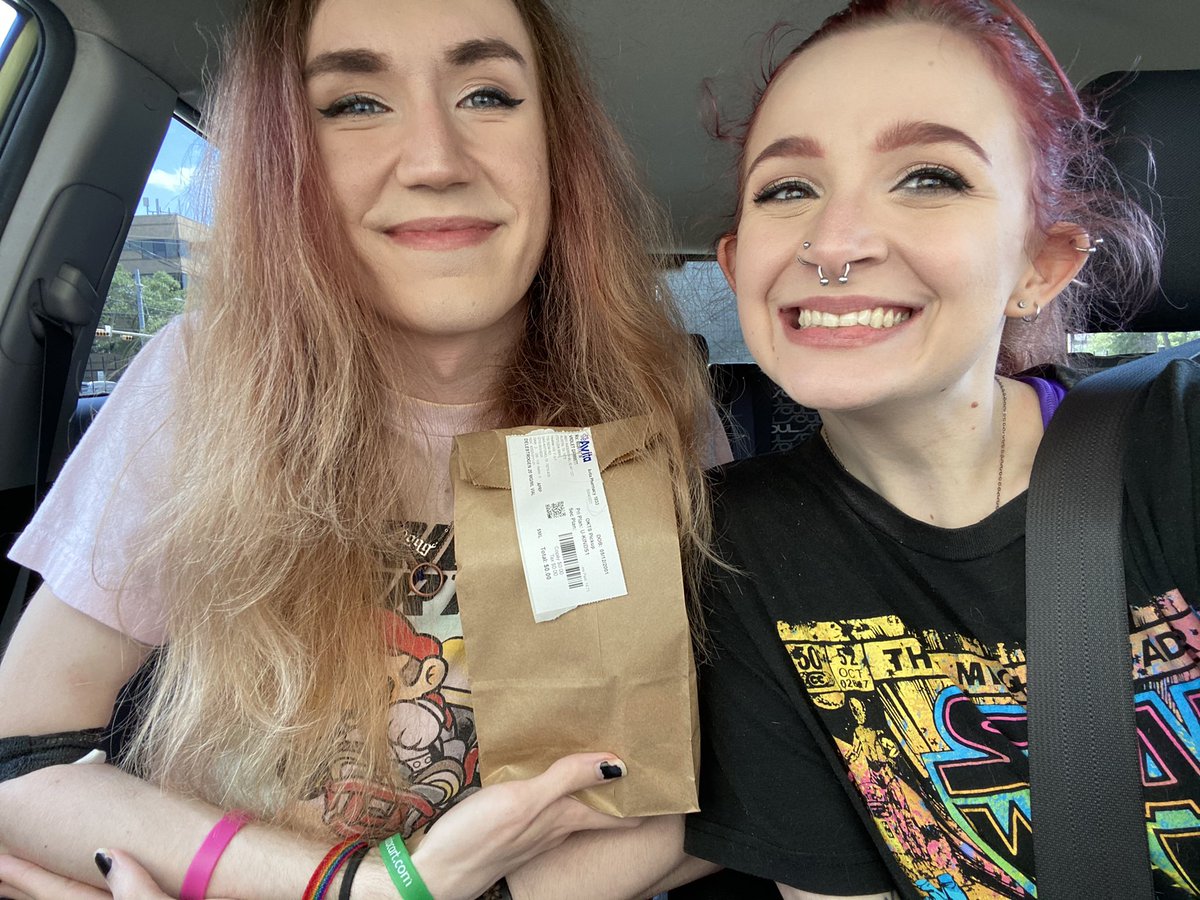 pray4violet's tweet photo. here on twitter . com for a brief second to celebrate my one year on hormones 🥳🥰

to the first year of living as my true self 🖤❤️🖤❤️ https://t.co/12ZdcMVdex