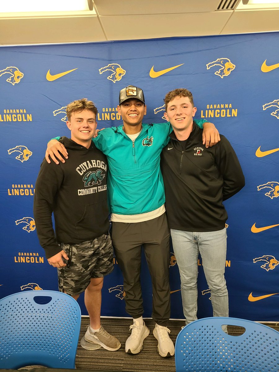 bradenreed28's tweet photo. Signed today. @CoachStahlberg @TriCAthletics https://t.co/KPOVplxGUu