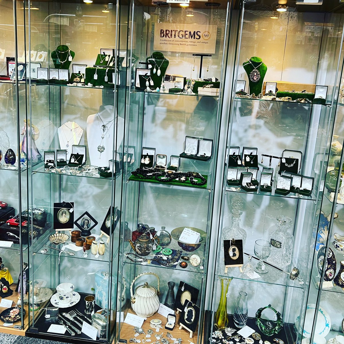 Our new bank of cabinets at @ClickAntiques in #Northampton are stuffed full goodies for the weekend - whether you’re looking for #Victoriana or your new best bling ring - we’ve got something for everyone! #antiquejewelleryaddiction #vintagestyle #contemporaryjewellery