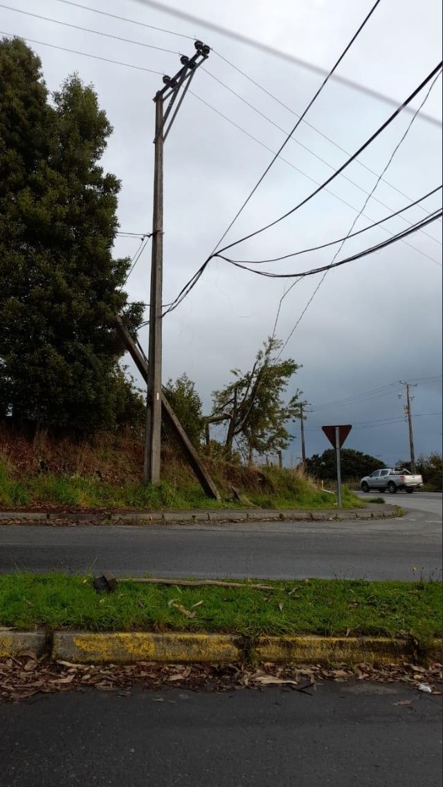 Estimados <a href="/Crell_Empresas/">Crell</a> hoy un camión con carga pasó a llevar algunos cables a la entrada de nuestra Villa. Poste quedó en estas condiciones. Pido su colaboración.
Gracias.
<a href="/muniptovaras/">Municipio Puerto Varas</a>