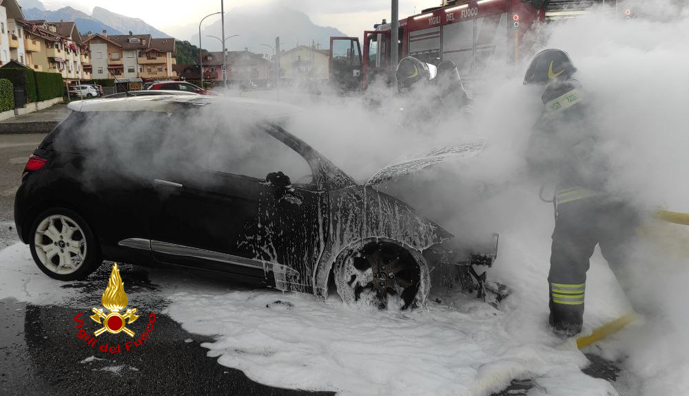 vvfveneto's tweet photo. #4maggio #Sedico(BL), nel pomeriggio #incendio di un’auto: nessuna persona ferita. #Vigilidelfuoco spengono l’auto con la schiuma #soccorsiquotidiani https://t.co/SOI7QcWm6H