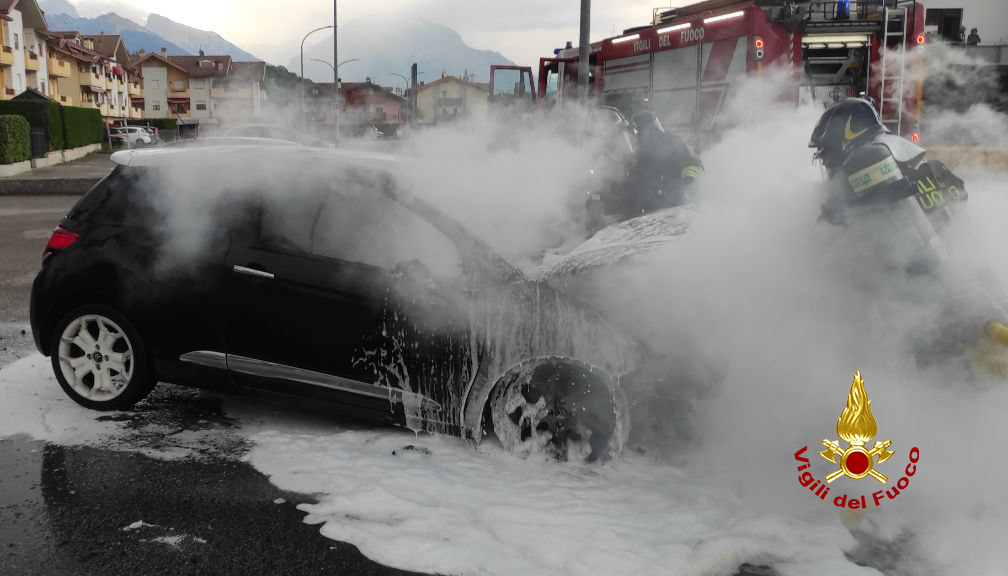 vvfveneto's tweet photo. #4maggio #Sedico(BL), nel pomeriggio #incendio di un’auto: nessuna persona ferita. #Vigilidelfuoco spengono l’auto con la schiuma #soccorsiquotidiani https://t.co/SOI7QcWm6H