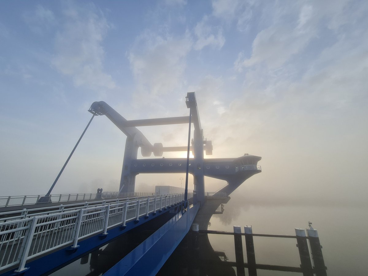 Garylein1980's tweet photo. Ein mystischer Morgen auf dem Weg zur Arbeit 😶‍🌫️ Der Weg ist das Ziel und wunderschön anzusehen. 🚴🏻‍♀️
#Wolgast #InselUsedom #bike
#mdRzA ID: 231430 https://t.co/xlsxl0BPUv