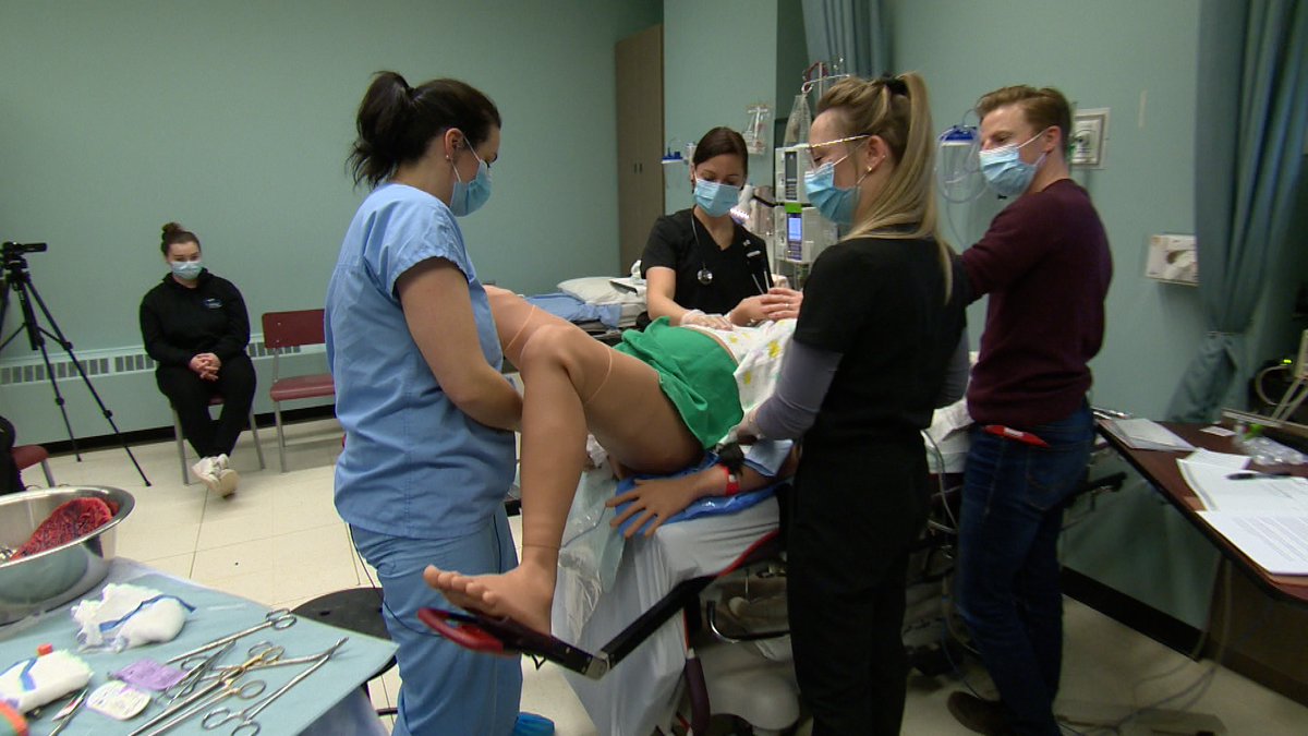 Alors qu'il manque de personnel en obstétrique au Bas-Saint-Laurent, notre équipe a assisté à une simulation d’accouchement organisée pour des étudiants en soins infirmiers. cimtchau.ca/?p=104706 <a href="/tvanouvelles/">TVA Nouvelles</a>