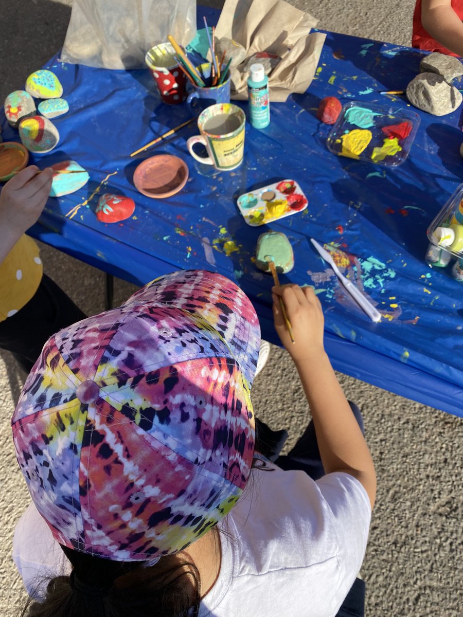QueenMaryPS's tweet photo. Chalk, water, paint and creativity all rolled into a fun family evening! Go Falcons!!! #progrant #wearekpr https://t.co/PE81DMtZ8M