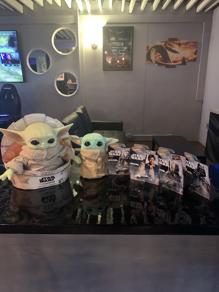 ValhallaELounge's tweet photo. Join us for Star Wars Night tonight! We'll be having a costume contest + trivia with some fabulous prizes!! Plus FREE door prizes for EVERYONE who comes in costume. https://t.co/sv68MuIT0y