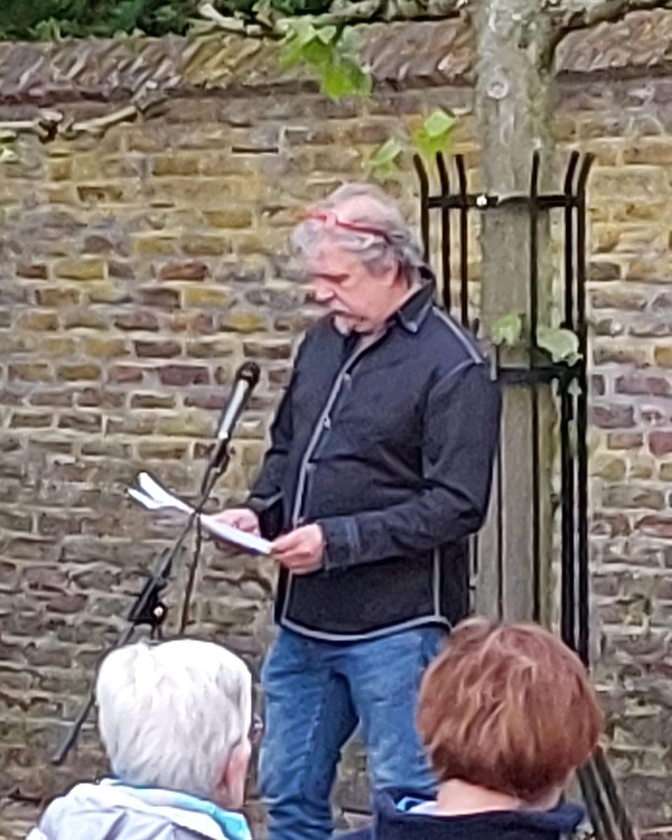 KiesEssentie's tweet photo. 2/2

Namens het gemeentebestuur was raadslid Stef in Broekhuizen en Kay in Sevenum, waar zij beide de kranslegging hebben verzorgt en een toespraak/gedicht hebben voorgedragen. Wethouder Eric Beurskens sprak in America een toespraak en gedicht uit. 

Opdat wij nooit vergeten! https://t.co/vBRvu4CTbw