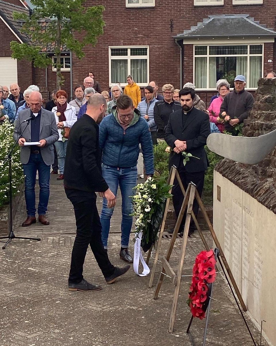 KiesEssentie's tweet photo. 2/2

Namens het gemeentebestuur was raadslid Stef in Broekhuizen en Kay in Sevenum, waar zij beide de kranslegging hebben verzorgt en een toespraak/gedicht hebben voorgedragen. Wethouder Eric Beurskens sprak in America een toespraak en gedicht uit. 

Opdat wij nooit vergeten! https://t.co/vBRvu4CTbw