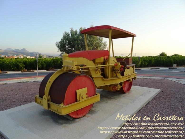 MetEnCarretera's tweet photo. 12 de mayo, festividad de #SantoDomingodelaCalzada, patrón de los que nos dedicamos a los temas camineros.
Felicitamos a nuestros seguidores con esta imagen de la #apisonadora que preside una #glorieta de la #carretera CV-638 entre Beniarjó y Font d'en Carròs (#Valencia). https://t.co/tp4wr7cTIl