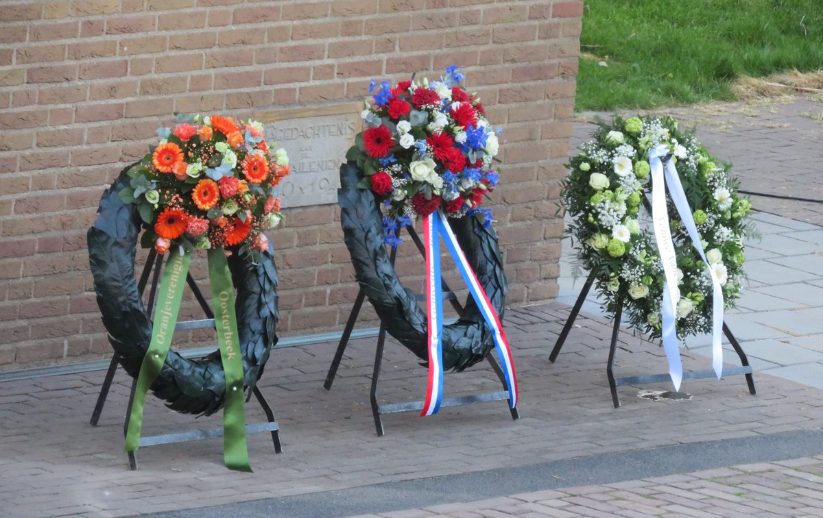 KHO1897's tweet photo. De KHO heeft vanavond de dodenherdenking bij het gemeentehuis in Oosterbeek muzikaal begeleid. Het was weer een eer om dit te mogen doen. #4mei #dodenherdenking2022 #taptoe #2minutenstilte @Gem_Renkum https://t.co/JkU7ynaiP1
