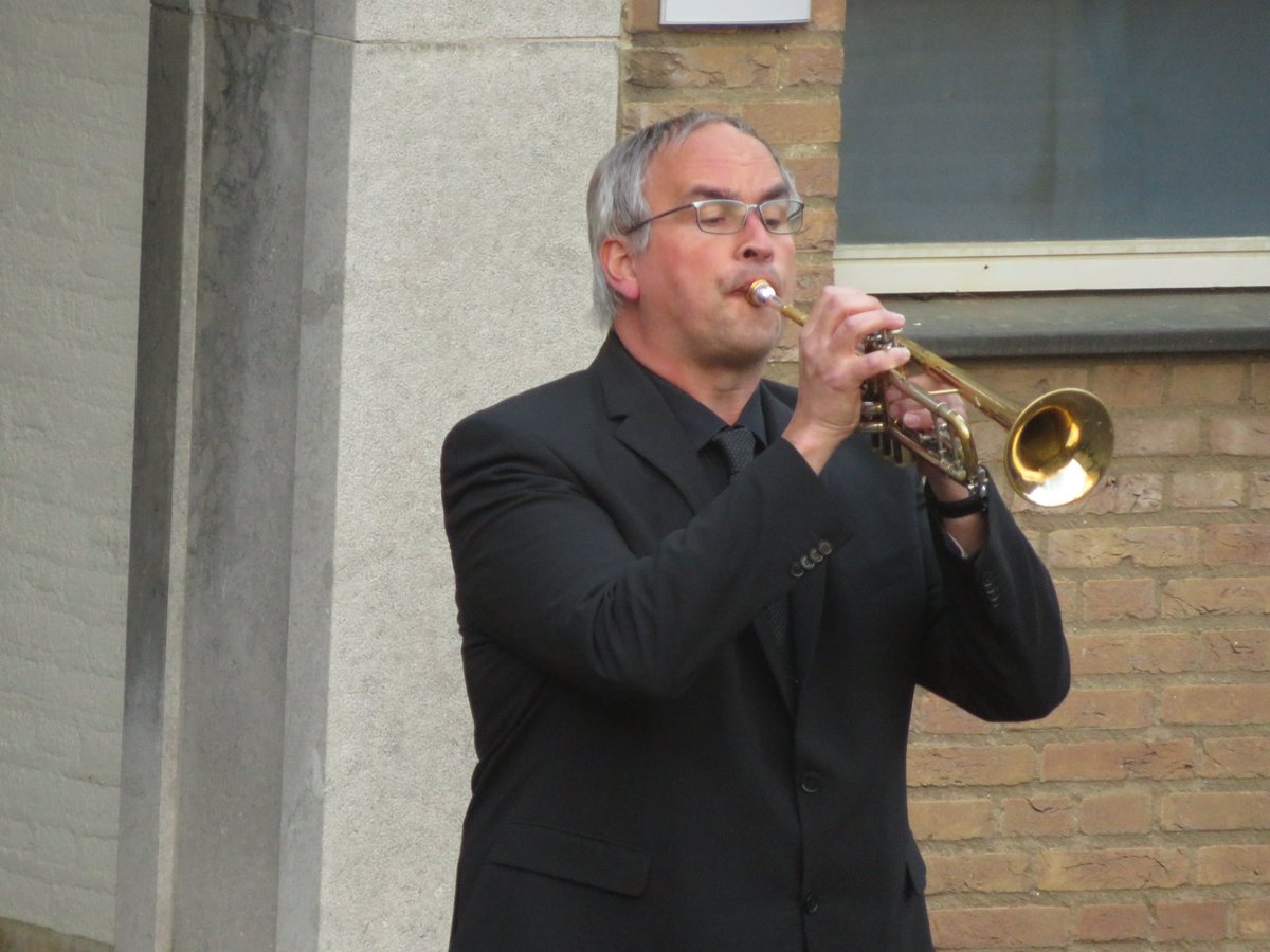 KHO1897's tweet photo. De KHO heeft vanavond de dodenherdenking bij het gemeentehuis in Oosterbeek muzikaal begeleid. Het was weer een eer om dit te mogen doen. #4mei #dodenherdenking2022 #taptoe #2minutenstilte @Gem_Renkum https://t.co/JkU7ynaiP1