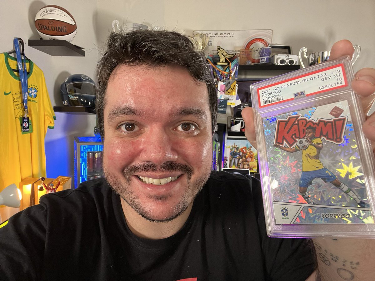Gaules's tweet photo. E olha que ontem essa cartinha chegou em casa! O primeiro jogador da história do mata mata da Champions a marcar dois gols depois dos 45 do segundo tempo! O raio caiu duas vezes no mesmo Gol! @RodrygoGoes ⚡️⚡️⚡️ https://t.co/TJYHYmcCIB