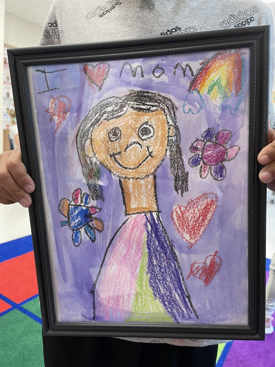 One of our favorite directed drawings💗 these kinders made a special portrait of their mom for Mother’s Day!