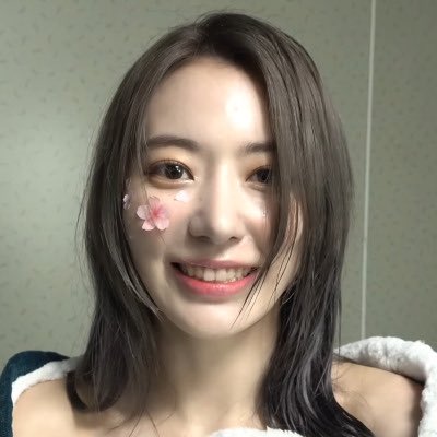thatchoerry's tweet image. shes so 💘💘🦋🦋