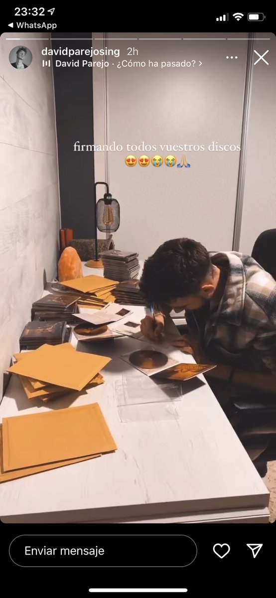 DavidParejo_MAD's tweet photo. Miradle como se entrega a sus fans y les manda amorcitos❤️⚡️ @DavidParejoSing firmando vuestros cd físicos. Si aun no lo has adquirido, hazte con él antes de que sea tarde😜 https://t.co/hJhrFWQtHP https://t.co/ohNO0j16KM