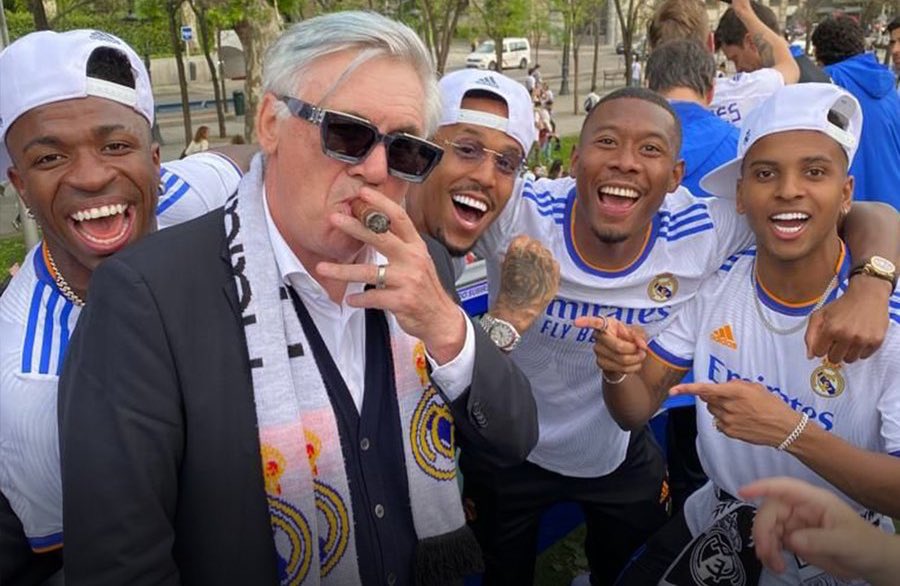 sofoot's tweet photo. Ancelotti quand le Real Madrid a deux buts de retard à rattraper dans le temps additionnel. https://t.co/1IlLuzQuYG