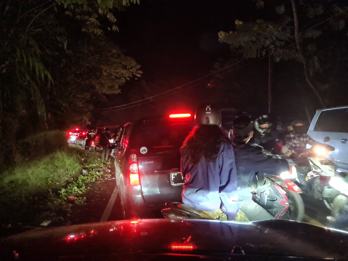 Krisbow35's tweet photo. Situasi jalan menuju arah Palabuhanratu masih macet total sampai saat ini. @PRFMnews https://t.co/Wc4O1fYI9Y