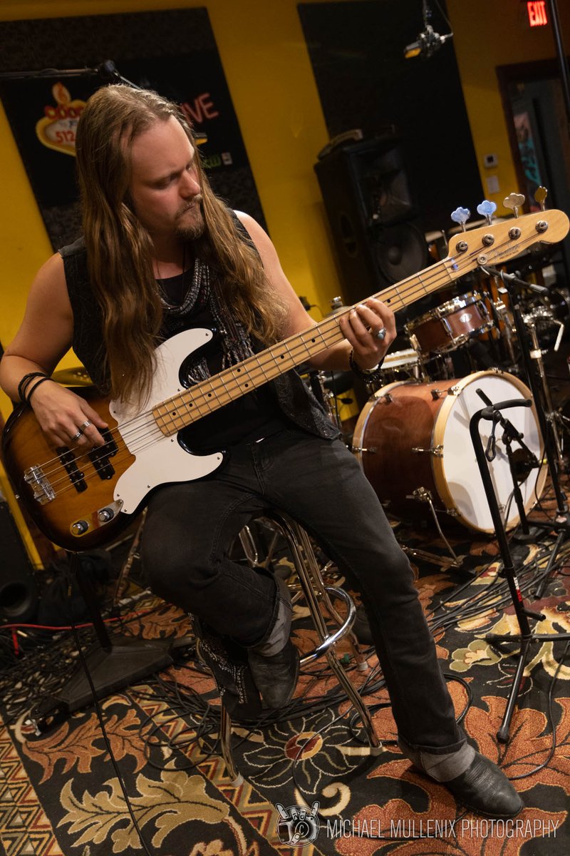 BlackHeartSts's tweet photo. Hey @fender ... what do you think about a sponsorship? #fender #fenderbass #bass #bassplayer #studio #inthestudio #telebass
Photo by @michaelmullenix https://t.co/up7vx3HY3W