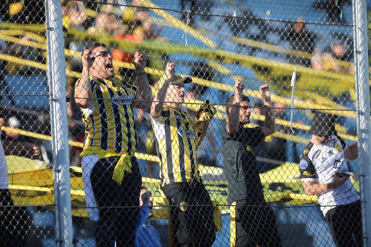 Copa_Argentina's tweet photo. El primer representante del Ascenso que vence en los 90 minutos a un rival de Primera por la décima edición

@CSyDFlandria 👏👏

#CopaArgentinaAXIONenergy 🏆🇦🇷

#NuestraCopa 🙌 https://t.co/dFYtiiL2Qv