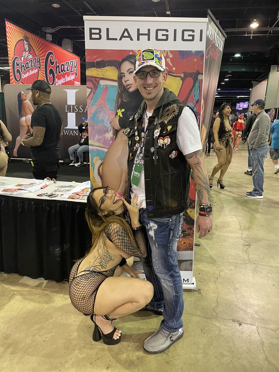 TheBadBatsy's tweet image. #exxxotica @Blahgigi_