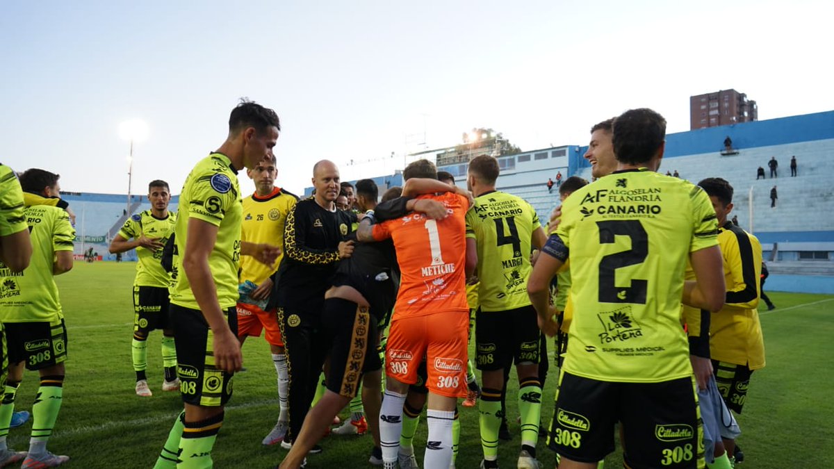 CSyDFlandria's tweet photo. LA VILLA ES UN CARNAVAAAAL 💛🖤 https://t.co/m1cx2R2M87