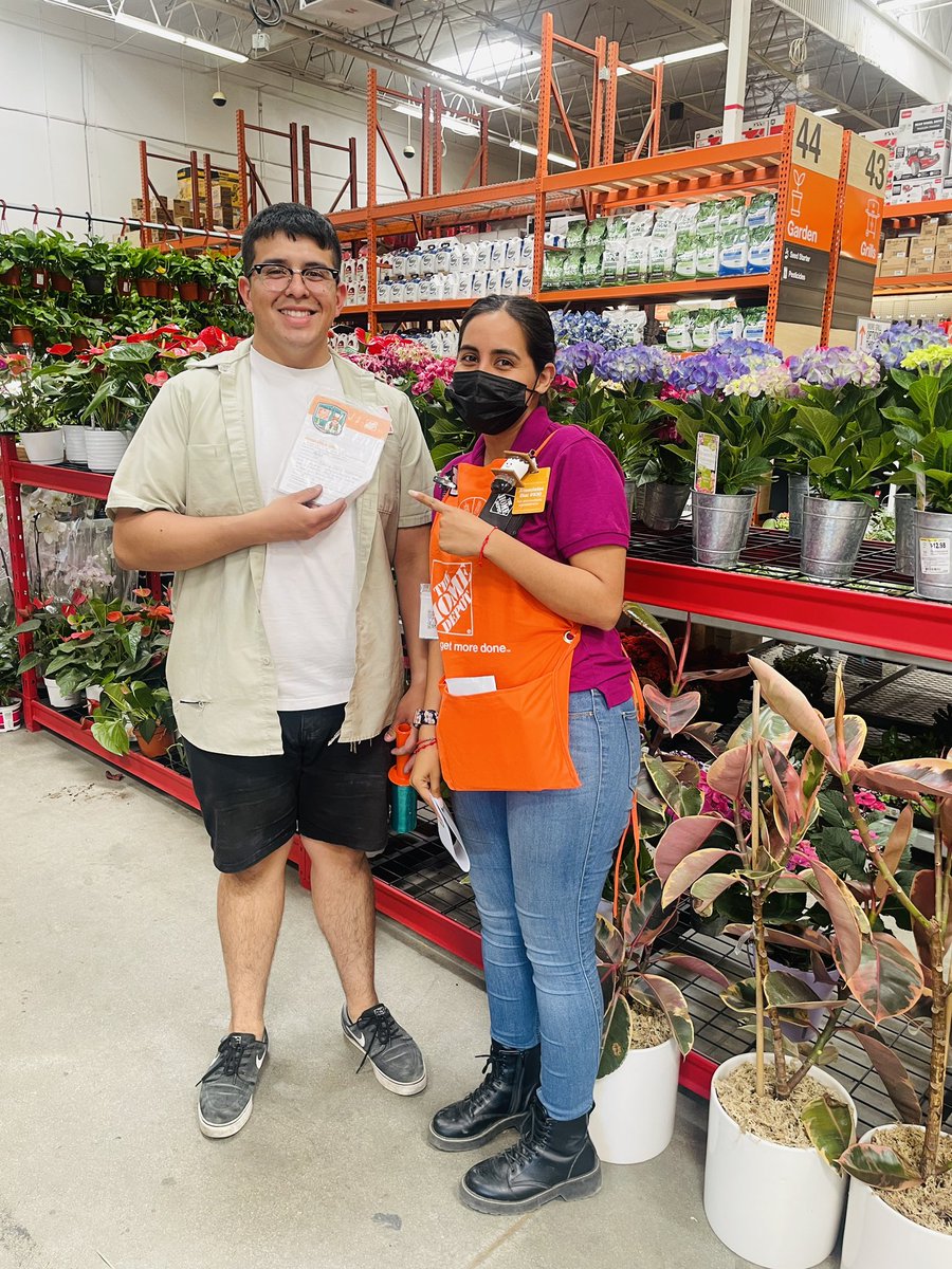 A well deserved Homer award to one of my amazing Order Puller Joseph! 📦 always has a positive attitude and he is always willing to help !! Thank you for all your hard work 😊